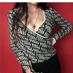 Adorable athletic joe boxer long sleeve with lil emo thumb holes 🤍🖤‌‌‌‌‌‌‌‌‌‌‍